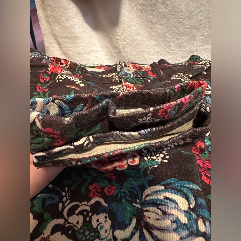 LIKE NEW- Anthropologie Pilcro Mid Rise Skinny Black Floral Jeans - Picture 11 of 16